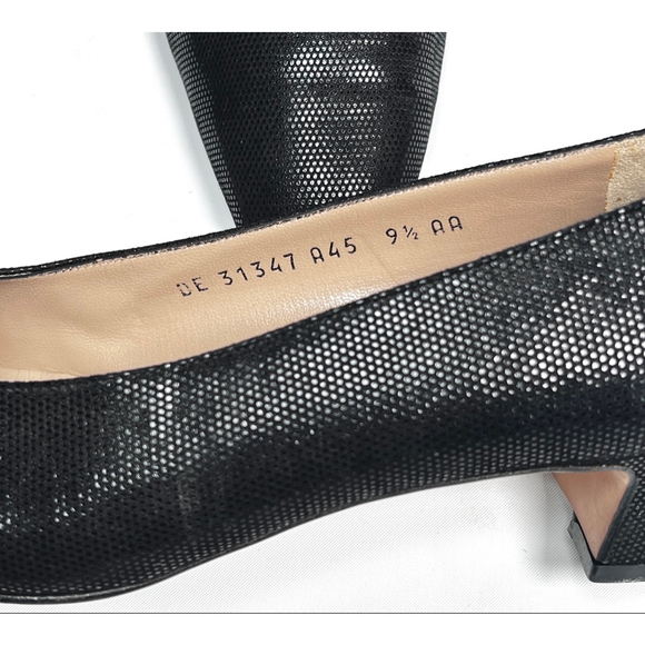 Ferragamo Womans Pumps Black Textured Heels Size 9.5 AA Narrow - Picture 3 of 7